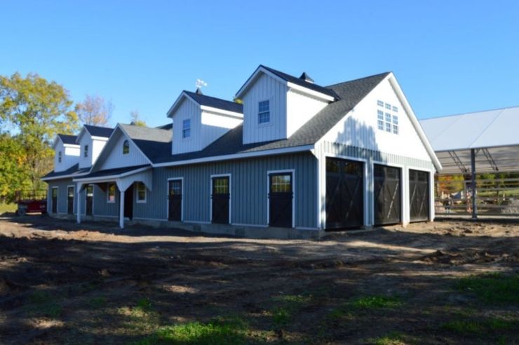 Large horse barn with 7 stalls