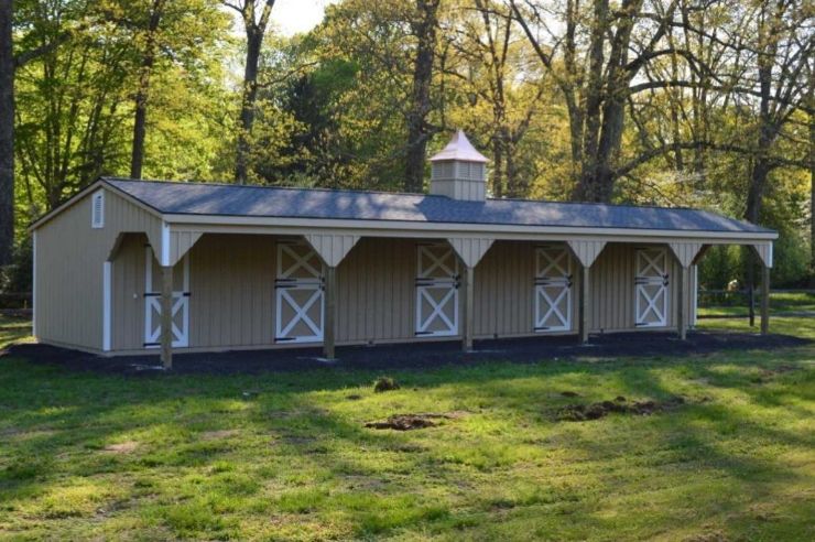 Single story horse barn with 5 stalls