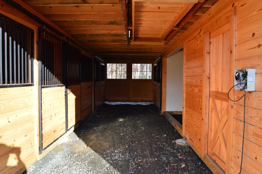 modular barn in monitor style
