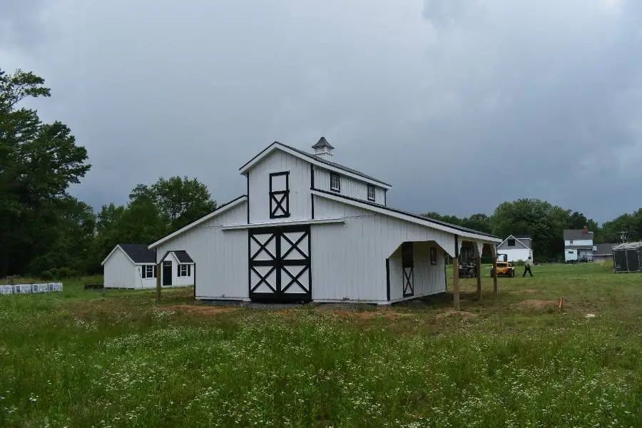 modular barn in monitor style