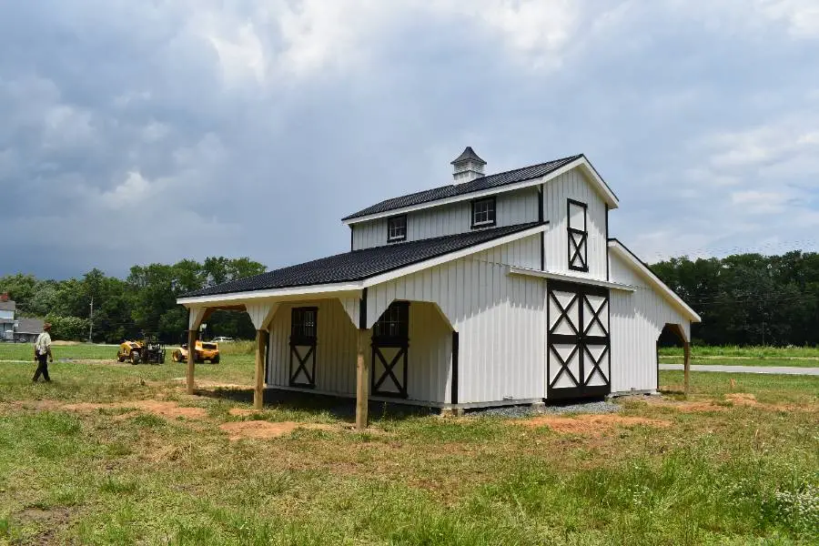 modular barn in monitor style