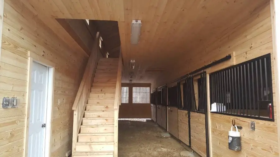 modular barn with lean-to in monitor style