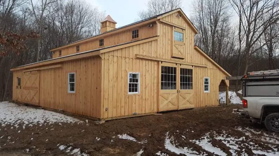 modular barn with lean-to in monitor style