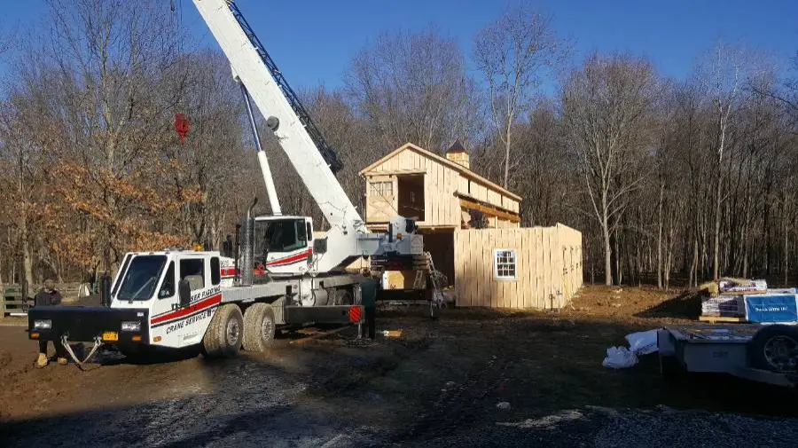 modular barn with lean-to in monitor style