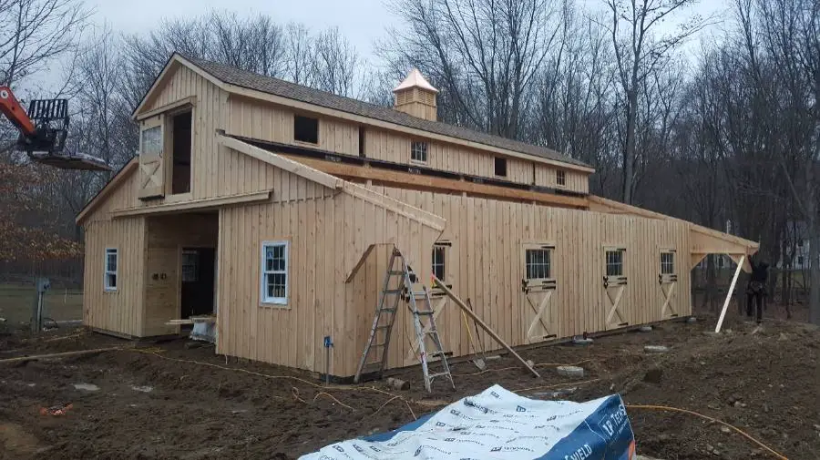 modular barn with lean-to in monitor style