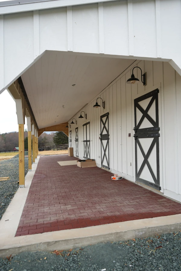 shed row modular horse barn