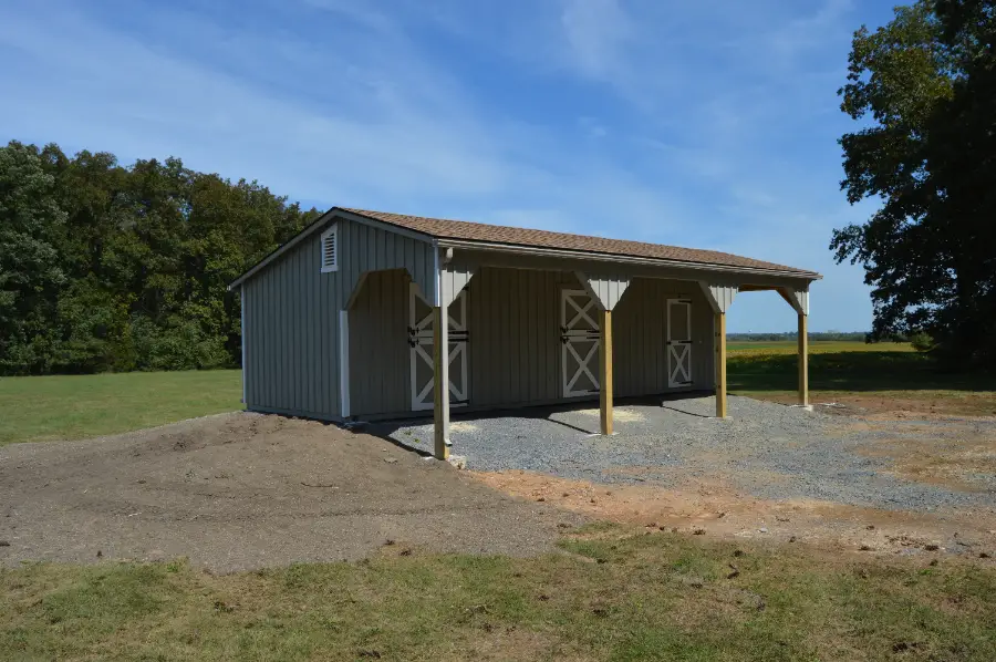 shed row horse barn with lean to