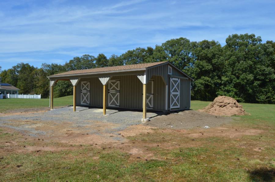 shed row horse barn with lean to