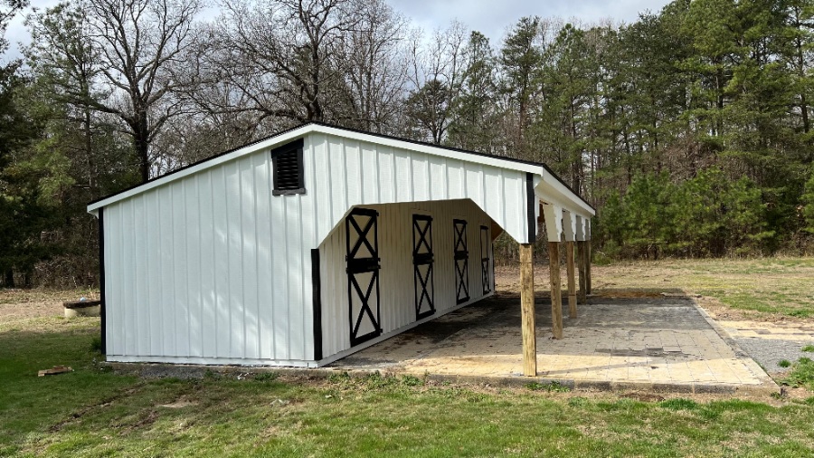 shed row horse barn