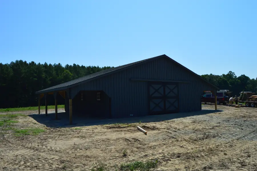 trailside modular barn with lean tos