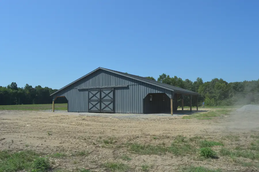 trailside modular barn with lean tos