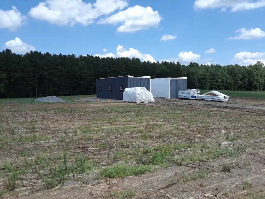 trailside modular barn with lean tos